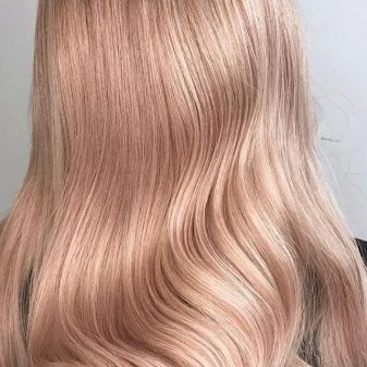 Рожевий блонд (61 фото): фарбування волосся в колір блонд з рожевим відтінком, перлинно-рожевий, бежево-рожевий блонд і інші модні тони 2020