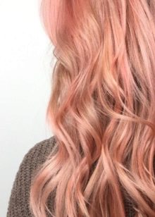 Рожевий блонд (61 фото): фарбування волосся в колір блонд з рожевим відтінком, перлинно-рожевий, бежево-рожевий блонд і інші модні тони 2020