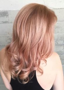 Рожевий блонд (61 фото): фарбування волосся в колір блонд з рожевим відтінком, перлинно-рожевий, бежево-рожевий блонд і інші модні тони 2020