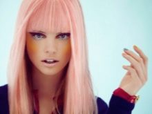 Рожевий блонд (61 фото): фарбування волосся в колір блонд з рожевим відтінком, перлинно-рожевий, бежево-рожевий блонд і інші модні тони 2020