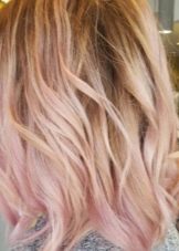 Рожевий блонд (61 фото): фарбування волосся в колір блонд з рожевим відтінком, перлинно-рожевий, бежево-рожевий блонд і інші модні тони 2020