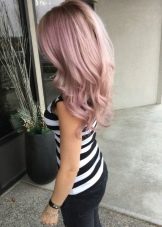 Рожевий блонд (61 фото): фарбування волосся в колір блонд з рожевим відтінком, перлинно-рожевий, бежево-рожевий блонд і інші модні тони 2020