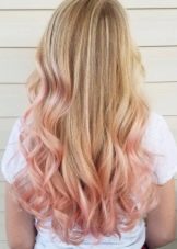 Рожевий блонд (61 фото): фарбування волосся в колір блонд з рожевим відтінком, перлинно-рожевий, бежево-рожевий блонд і інші модні тони 2020