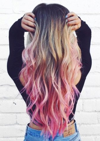 Рожевий блонд (61 фото): фарбування волосся в колір блонд з рожевим відтінком, перлинно-рожевий, бежево-рожевий блонд і інші модні тони 2020