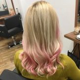 Рожевий блонд (61 фото): фарбування волосся в колір блонд з рожевим відтінком, перлинно-рожевий, бежево-рожевий блонд і інші модні тони 2020