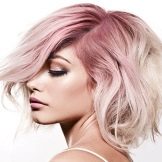 Рожевий блонд (61 фото): фарбування волосся в колір блонд з рожевим відтінком, перлинно-рожевий, бежево-рожевий блонд і інші модні тони 2020