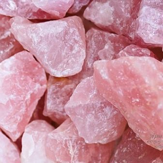 Рожевий кварц (фото 48): магічні та інші властивості каменю. Кому підходять вироби з кварцу рожевого кольору? Як виглядає кристал?