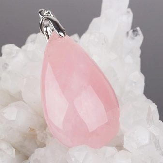 Рожевий кварц (фото 48): магічні та інші властивості каменю. Кому підходять вироби з кварцу рожевого кольору? Як виглядає кристал?