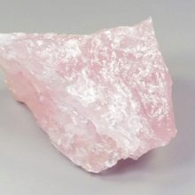 Рожевий кварц (фото 48): магічні та інші властивості каменю. Кому підходять вироби з кварцу рожевого кольору? Як виглядає кристал?