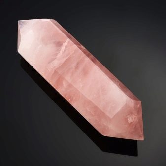 Рожевий кварц (фото 48): магічні та інші властивості каменю. Кому підходять вироби з кварцу рожевого кольору? Як виглядає кристал?