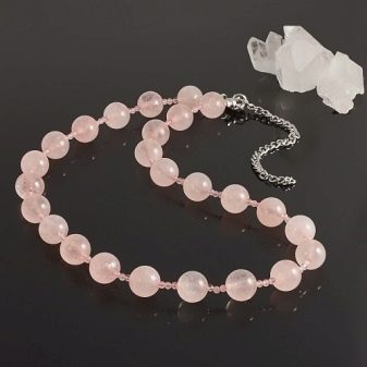 Рожевий кварц (фото 48): магічні та інші властивості каменю. Кому підходять вироби з кварцу рожевого кольору? Як виглядає кристал?