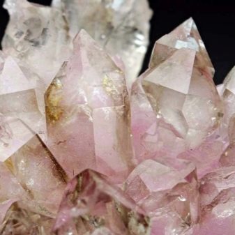 Рожевий кварц (фото 48): магічні та інші властивості каменю. Кому підходять вироби з кварцу рожевого кольору? Як виглядає кристал?