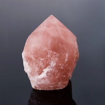 Рожевий кварц (фото 48): магічні та інші властивості каменю. Кому підходять вироби з кварцу рожевого кольору? Як виглядає кристал?