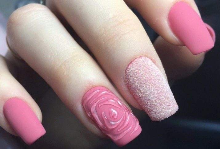 Рожевий манікюр (123 фото): красивий яскраво-рожевий манікюр з сірим кольором і сріблом, місячний декор та ідеї блискучих малюнків з смужками