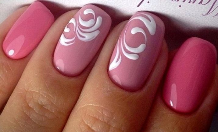 Рожевий манікюр (123 фото): красивий яскраво-рожевий манікюр з сірим кольором і сріблом, місячний декор та ідеї блискучих малюнків з смужками