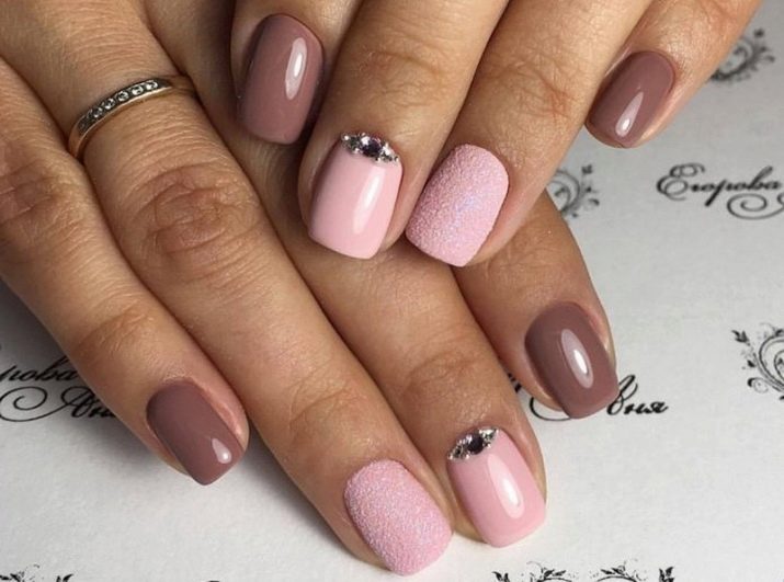 Рожевий манікюр (123 фото): красивий яскраво-рожевий манікюр з сірим кольором і сріблом, місячний декор та ідеї блискучих малюнків з смужками