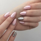 Рожевий манікюр (123 фото): красивий яскраво-рожевий манікюр з сірим кольором і сріблом, місячний декор та ідеї блискучих малюнків з смужками