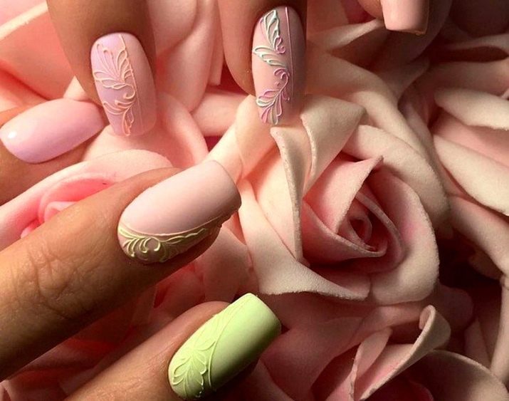 Рожевий манікюр (123 фото): красивий яскраво-рожевий манікюр з сірим кольором і сріблом, місячний декор та ідеї блискучих малюнків з смужками