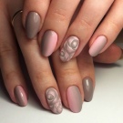 Рожевий манікюр (123 фото): красивий яскраво-рожевий манікюр з сірим кольором і сріблом, місячний декор та ідеї блискучих малюнків з смужками