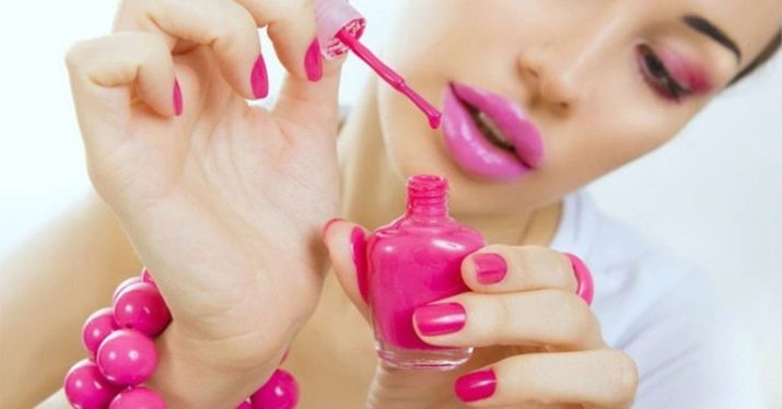 Рожевий манікюр (123 фото): красивий яскраво-рожевий манікюр з сірим кольором і сріблом, місячний декор та ідеї блискучих малюнків з смужками