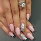 Рожевий манікюр (123 фото): красивий яскраво-рожевий манікюр з сірим кольором і сріблом, місячний декор та ідеї блискучих малюнків з смужками