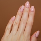 Рожевий манікюр (123 фото): красивий яскраво-рожевий манікюр з сірим кольором і сріблом, місячний декор та ідеї блискучих малюнків з смужками