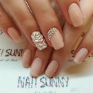 Рожевий манікюр (123 фото): красивий яскраво-рожевий манікюр з сірим кольором і сріблом, місячний декор та ідеї блискучих малюнків з смужками