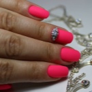 Рожевий манікюр (123 фото): красивий яскраво-рожевий манікюр з сірим кольором і сріблом, місячний декор та ідеї блискучих малюнків з смужками