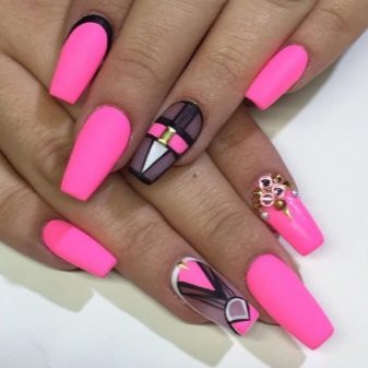 Рожевий манікюр (123 фото): красивий яскраво-рожевий манікюр з сірим кольором і сріблом, місячний декор та ідеї блискучих малюнків з смужками