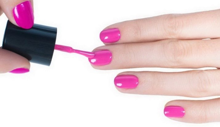 Рожевий манікюр (123 фото): красивий яскраво-рожевий манікюр з сірим кольором і сріблом, місячний декор та ідеї блискучих малюнків з смужками