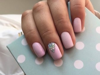 Рожевий манікюр (123 фото): красивий яскраво-рожевий манікюр з сірим кольором і сріблом, місячний декор та ідеї блискучих малюнків з смужками