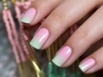 Рожевий манікюр (123 фото): красивий яскраво-рожевий манікюр з сірим кольором і сріблом, місячний декор та ідеї блискучих малюнків з смужками