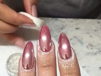 Рожевий манікюр (123 фото): красивий яскраво-рожевий манікюр з сірим кольором і сріблом, місячний декор та ідеї блискучих малюнків з смужками