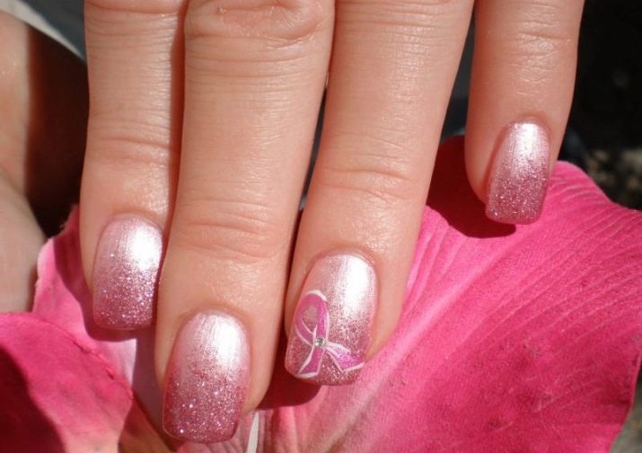Рожевий манікюр (123 фото): красивий яскраво-рожевий манікюр з сірим кольором і сріблом, місячний декор та ідеї блискучих малюнків з смужками