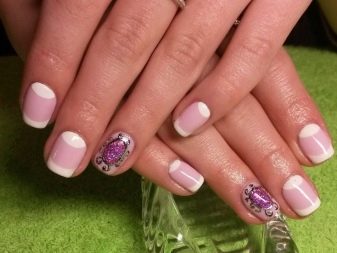 Рожевий манікюр (123 фото): красивий яскраво-рожевий манікюр з сірим кольором і сріблом, місячний декор та ідеї блискучих малюнків з смужками