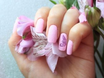 Рожевий манікюр (123 фото): красивий яскраво-рожевий манікюр з сірим кольором і сріблом, місячний декор та ідеї блискучих малюнків з смужками