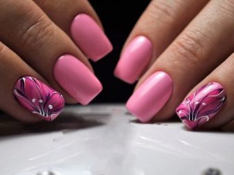 Рожевий манікюр (123 фото): красивий яскраво-рожевий манікюр з сірим кольором і сріблом, місячний декор та ідеї блискучих малюнків з смужками