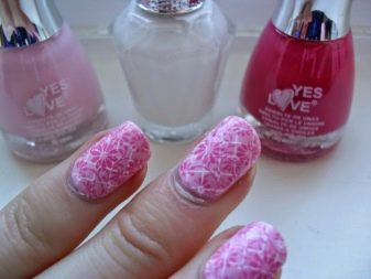 Рожевий манікюр (123 фото): красивий яскраво-рожевий манікюр з сірим кольором і сріблом, місячний декор та ідеї блискучих малюнків з смужками