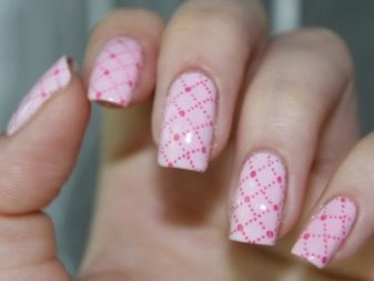 Рожевий манікюр (123 фото): красивий яскраво-рожевий манікюр з сірим кольором і сріблом, місячний декор та ідеї блискучих малюнків з смужками