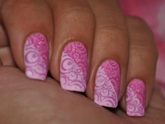 Рожевий манікюр (123 фото): красивий яскраво-рожевий манікюр з сірим кольором і сріблом, місячний декор та ідеї блискучих малюнків з смужками