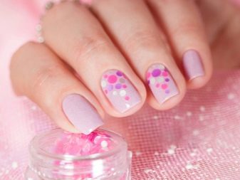 Рожевий манікюр (123 фото): красивий яскраво-рожевий манікюр з сірим кольором і сріблом, місячний декор та ідеї блискучих малюнків з смужками
