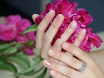 Рожевий манікюр (123 фото): красивий яскраво-рожевий манікюр з сірим кольором і сріблом, місячний декор та ідеї блискучих малюнків з смужками