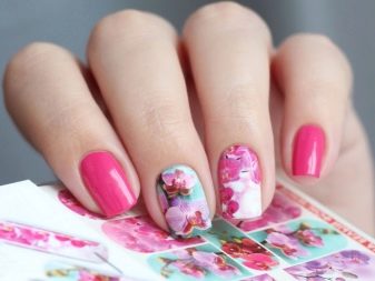 Рожевий манікюр (123 фото): красивий яскраво-рожевий манікюр з сірим кольором і сріблом, місячний декор та ідеї блискучих малюнків з смужками