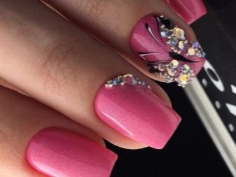 Рожевий манікюр (123 фото): красивий яскраво-рожевий манікюр з сірим кольором і сріблом, місячний декор та ідеї блискучих малюнків з смужками