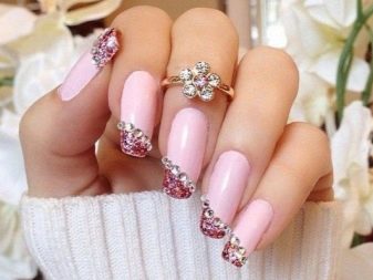 Рожевий манікюр (123 фото): красивий яскраво-рожевий манікюр з сірим кольором і сріблом, місячний декор та ідеї блискучих малюнків з смужками