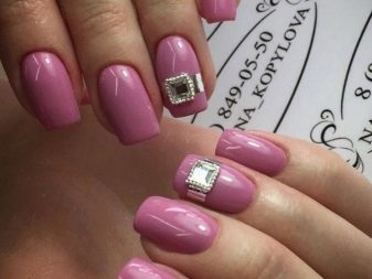 Рожевий манікюр (123 фото): красивий яскраво-рожевий манікюр з сірим кольором і сріблом, місячний декор та ідеї блискучих малюнків з смужками