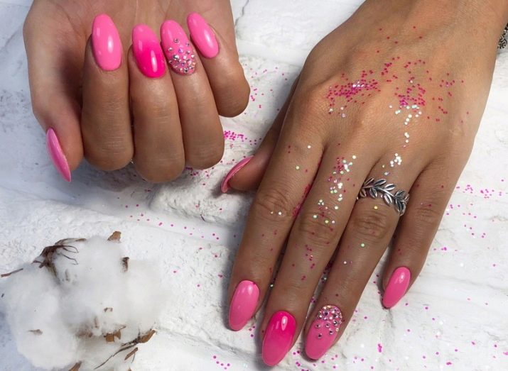 Рожевий манікюр (123 фото): красивий яскраво-рожевий манікюр з сірим кольором і сріблом, місячний декор та ідеї блискучих малюнків з смужками