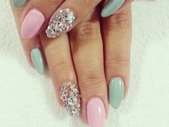 Рожевий манікюр (123 фото): красивий яскраво-рожевий манікюр з сірим кольором і сріблом, місячний декор та ідеї блискучих малюнків з смужками