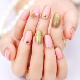 Рожевий манікюр (123 фото): красивий яскраво-рожевий манікюр з сірим кольором і сріблом, місячний декор та ідеї блискучих малюнків з смужками