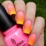 Рожевий манікюр (123 фото): красивий яскраво-рожевий манікюр з сірим кольором і сріблом, місячний декор та ідеї блискучих малюнків з смужками